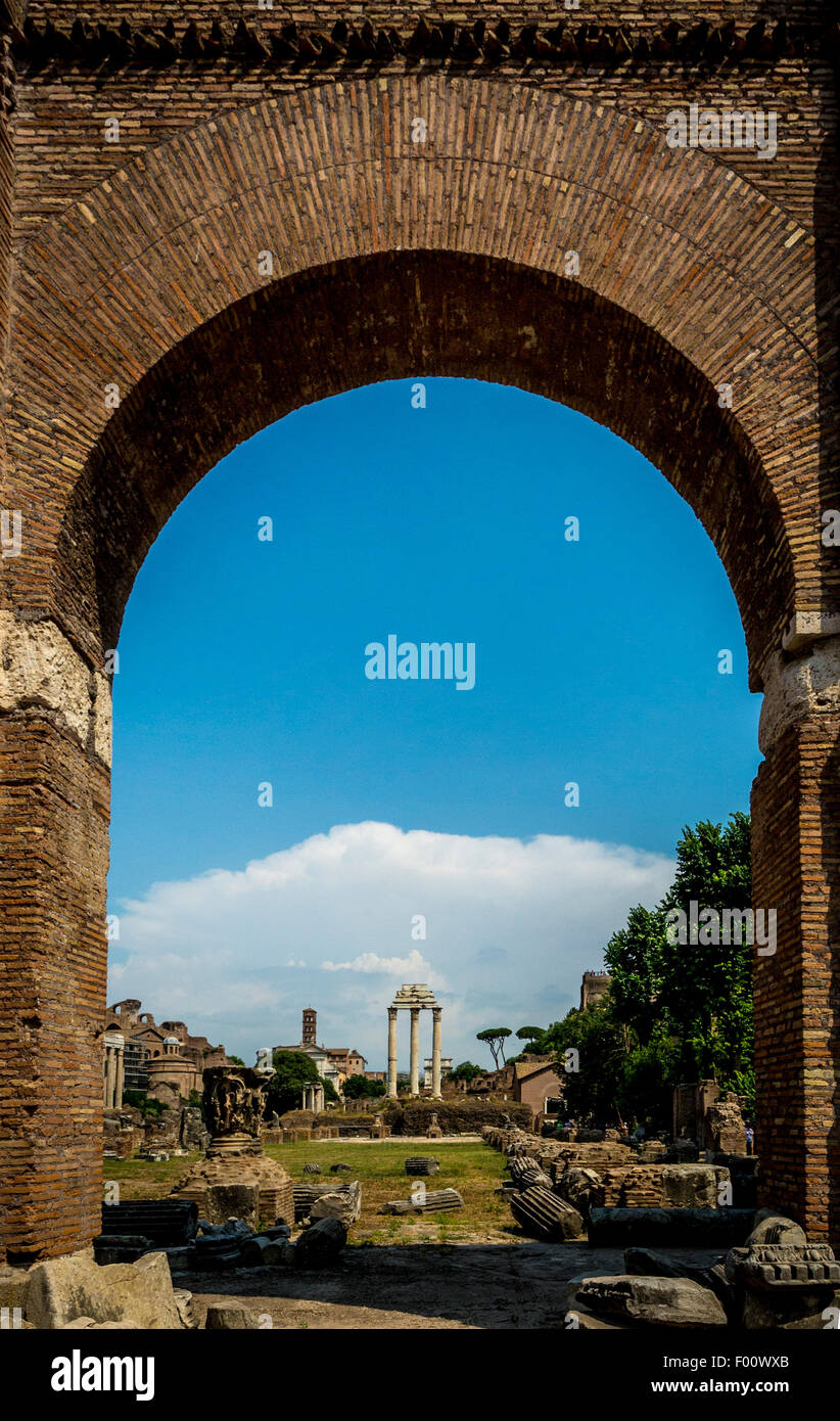 Drei Säulen der Tempel von Castor und Pollux in der Römischen Forum. schoss durch einen Bogen. Stockfoto
