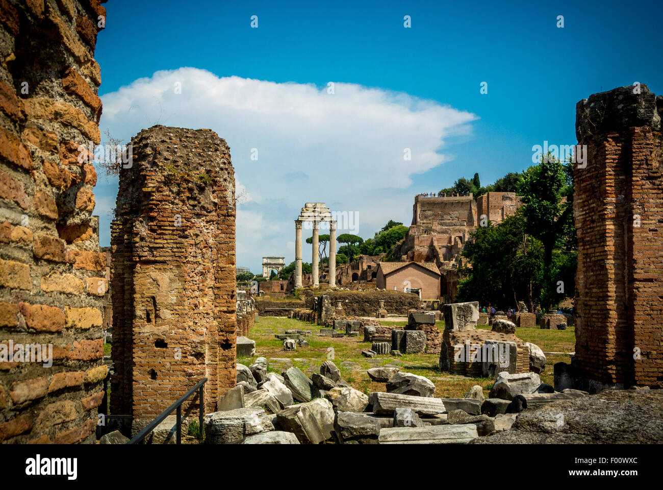 Drei Säulen der Tempel des Castor und Pollux auf dem Forum Romanum. Stockfoto
