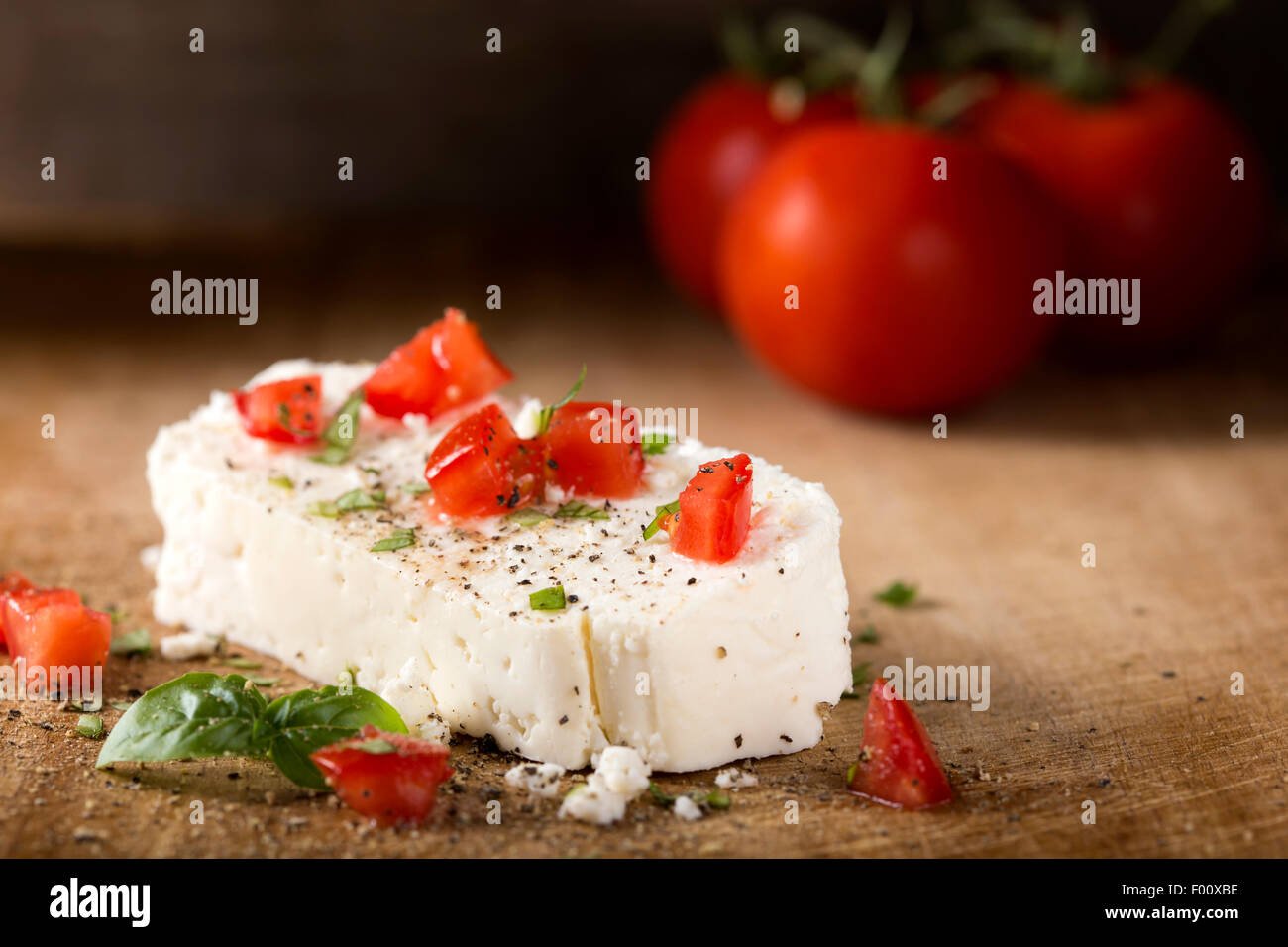 Käse mit grünen Basilikum und Tomaten auf Holz Hintergrund Stockfoto