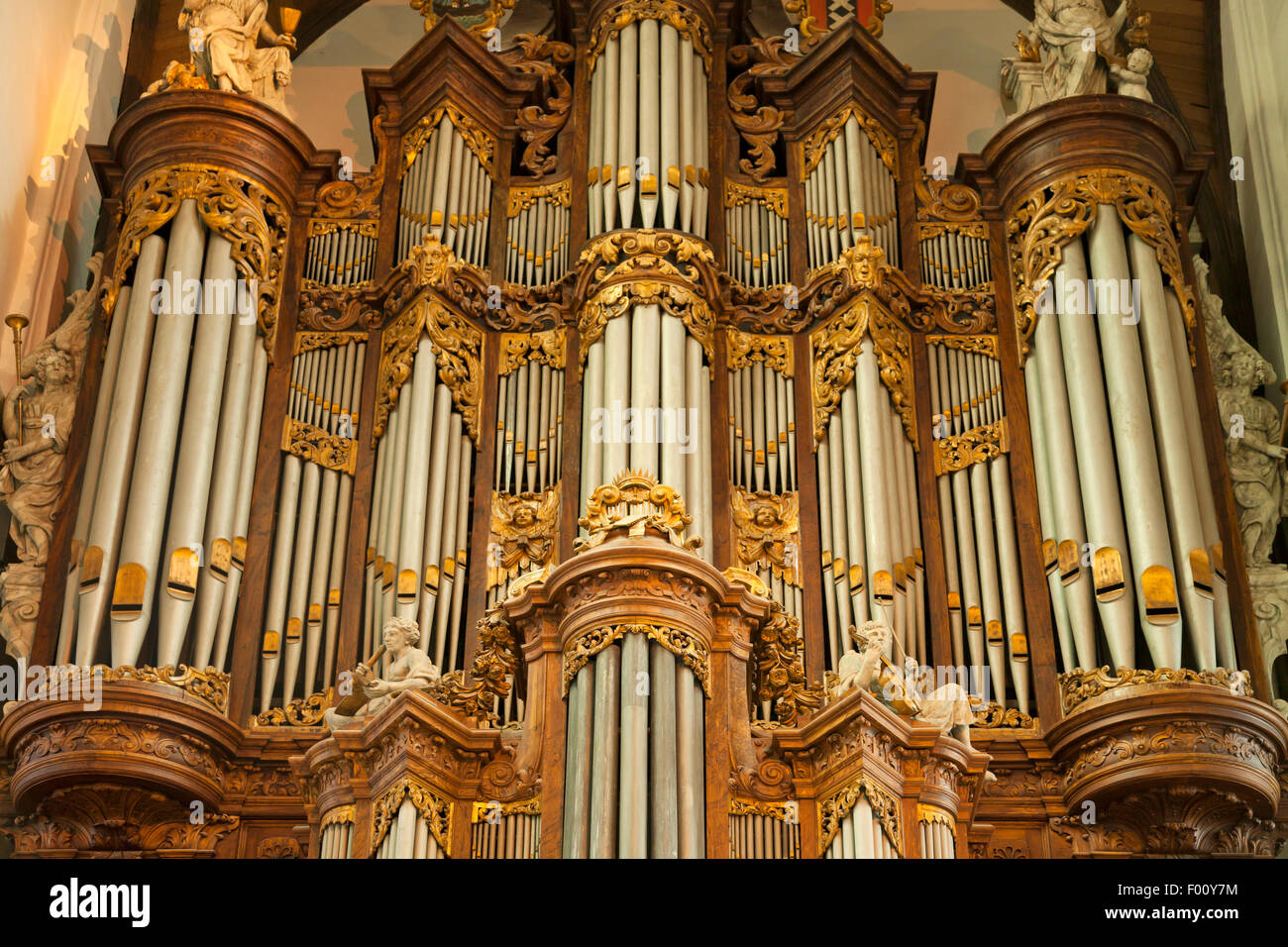 Orgel der Oude Kerk / alte Kirche in der niederländischen Hauptstadt Amsterdam, Nordholland, Niederlande Stockfoto