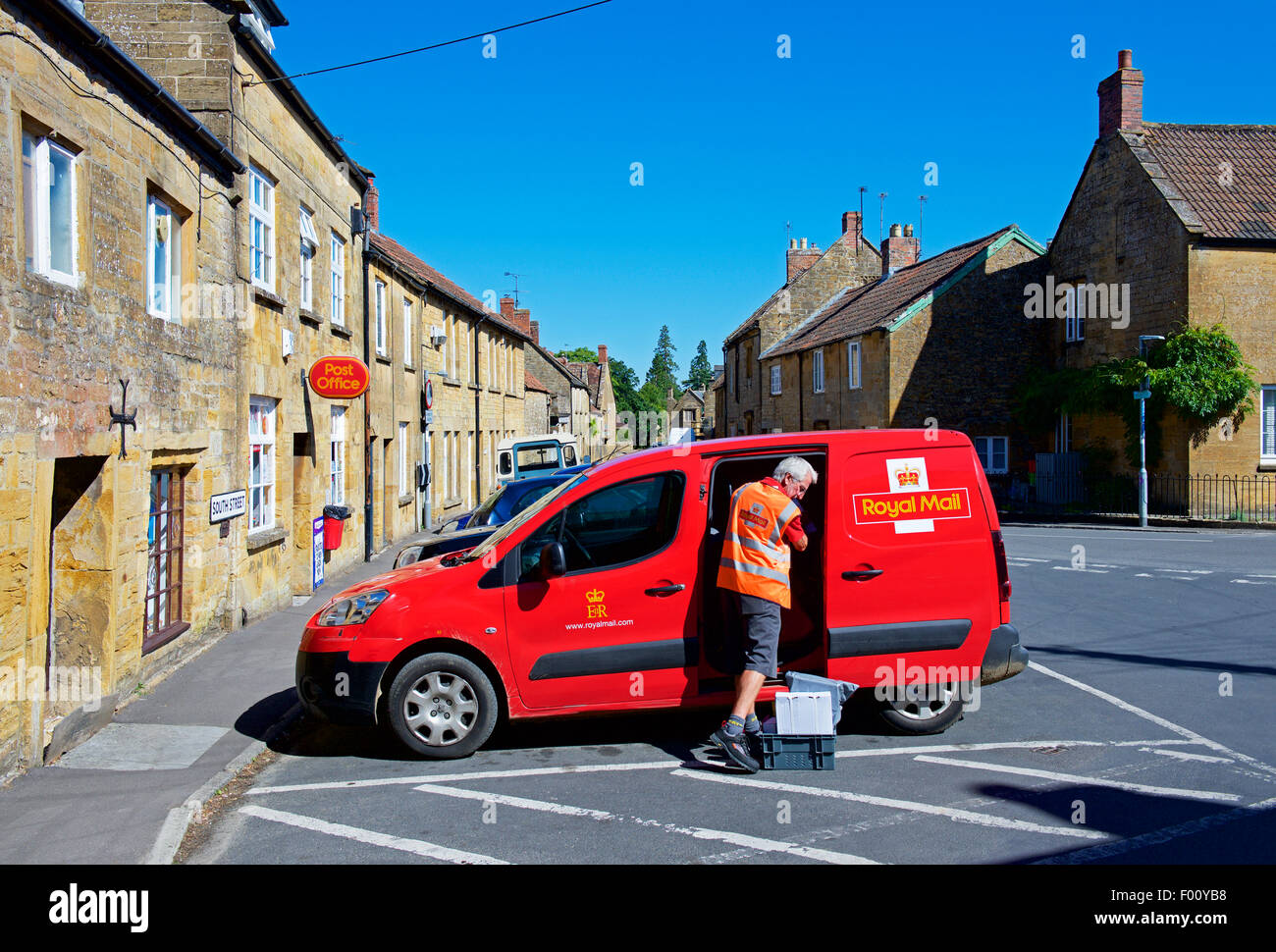 Postbote und Royal Mail van außerhalb der Post im Dorf Montacute, Somerset, England UK Stockfoto