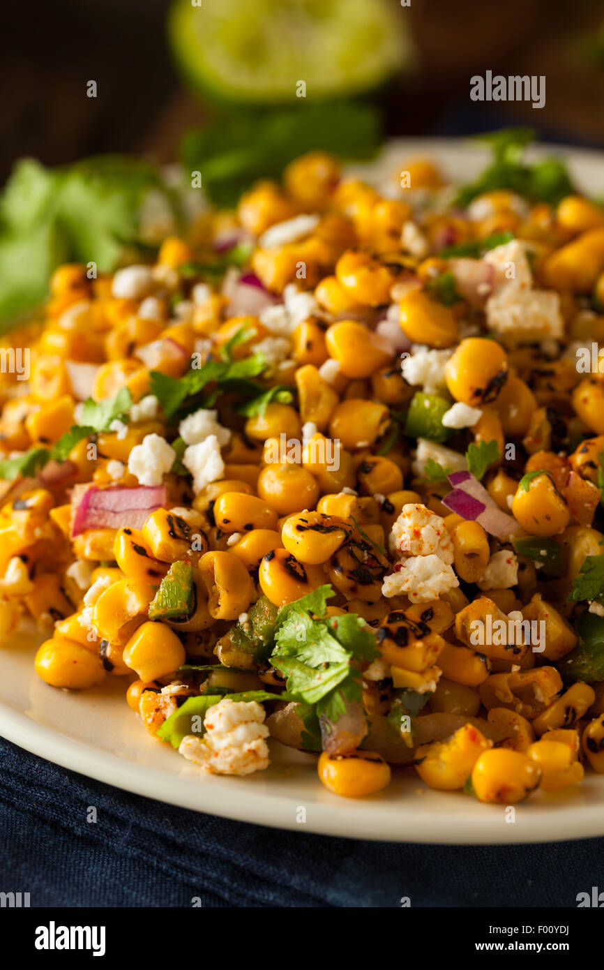 Hausgemachte mexikanische Mais-Salat mit Koriander Limette und Käse Stockfoto
