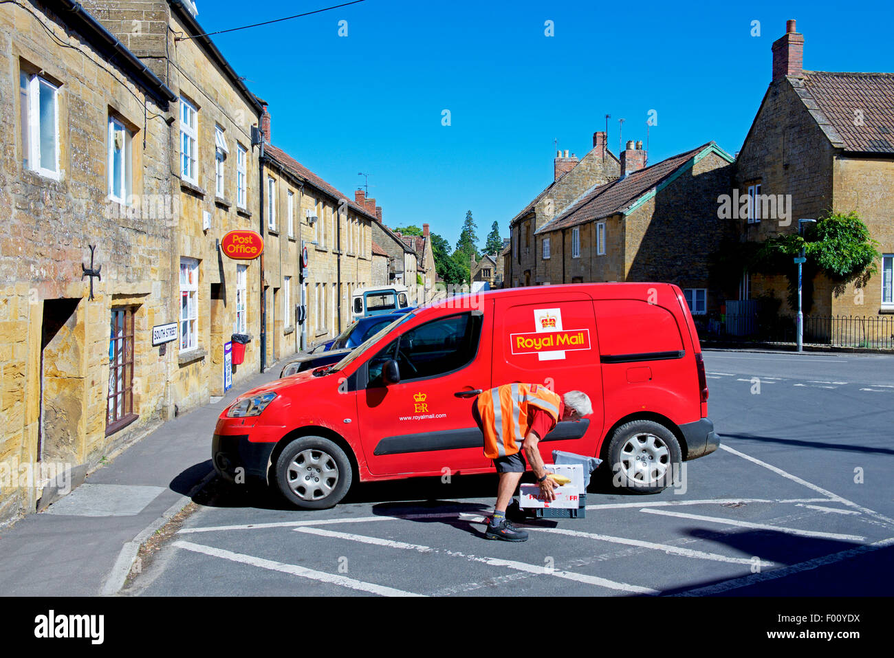 Briefträger, die Abholung der Pakete außerhalb der Post im Dorf Montacute, Somerset, England UK Stockfoto