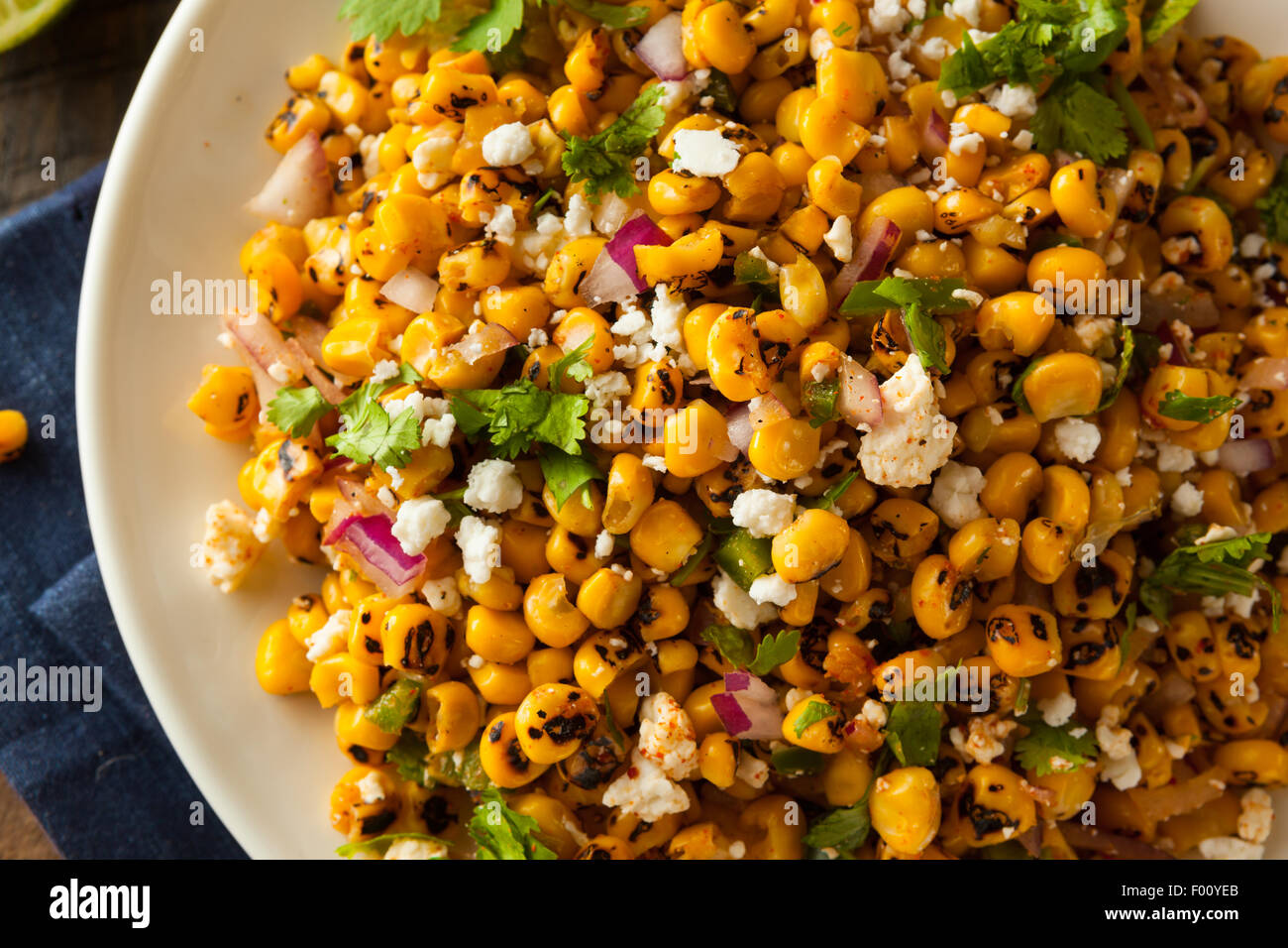 Hausgemachte mexikanische Mais-Salat mit Koriander Limette und Käse Stockfoto