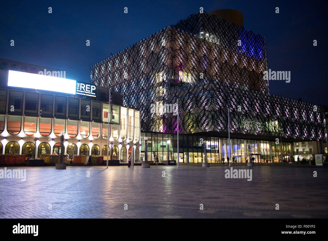 Rep-Theater und die Bibliothek von Birmingham in der Innenstadt bei Nacht England uk Stockfoto