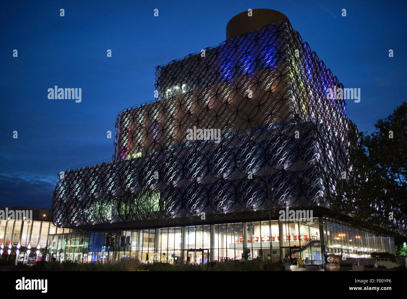 die Bibliothek des Birmingham im Zentrum Stadt bei Nacht England uk Stockfoto