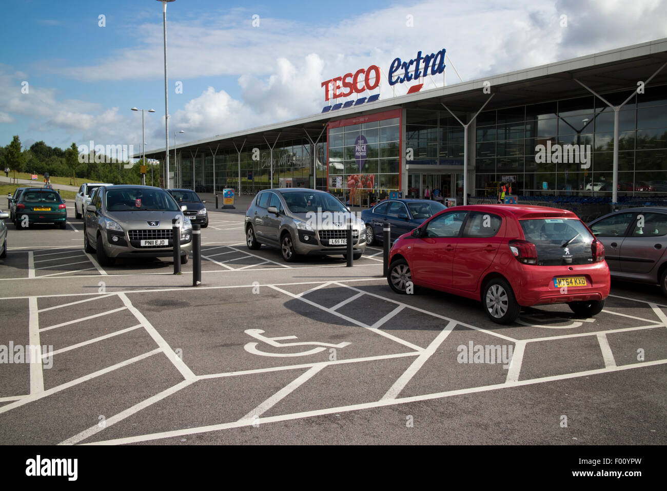 Parkplatz deaktiviert Flecken bei Tesco extra Supermarkt bei St. Helens uk Stockfoto