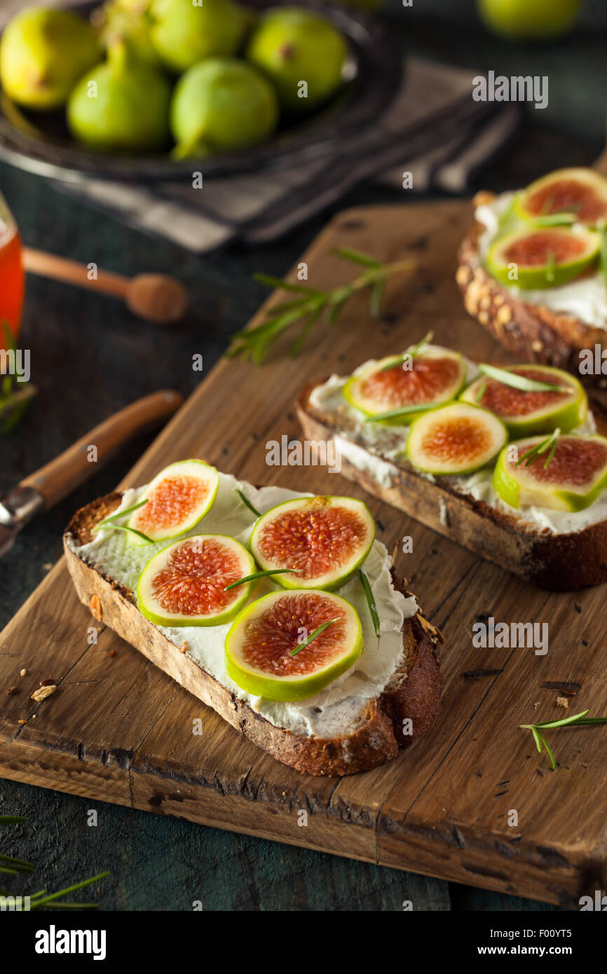 Hausgemachte Feigen und Ziegenkäse-Käse-Toast mit Rosmarin und Honig Stockfoto