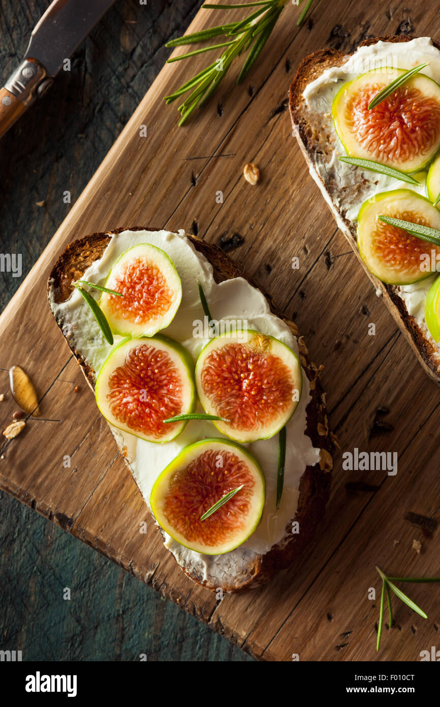 Hausgemachte Feigen und Ziegenkäse-Käse-Toast mit Rosmarin und Honig Stockfoto