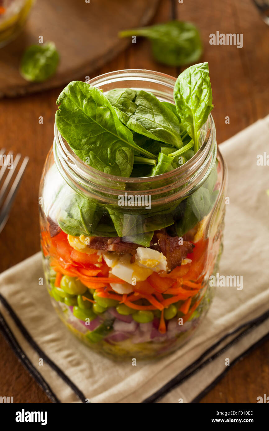 Gesunde hausgemachte Einmachglas Salat mit Ei-Speck-Salat und Gemüse Stockfoto