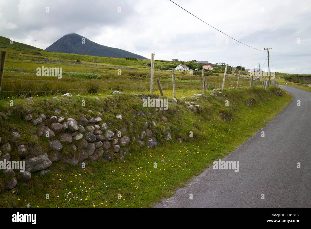 fahren der Wilde Atlantik Weg Küstenroute Doogort Achill Island, County Mayo, Irland Stockfoto