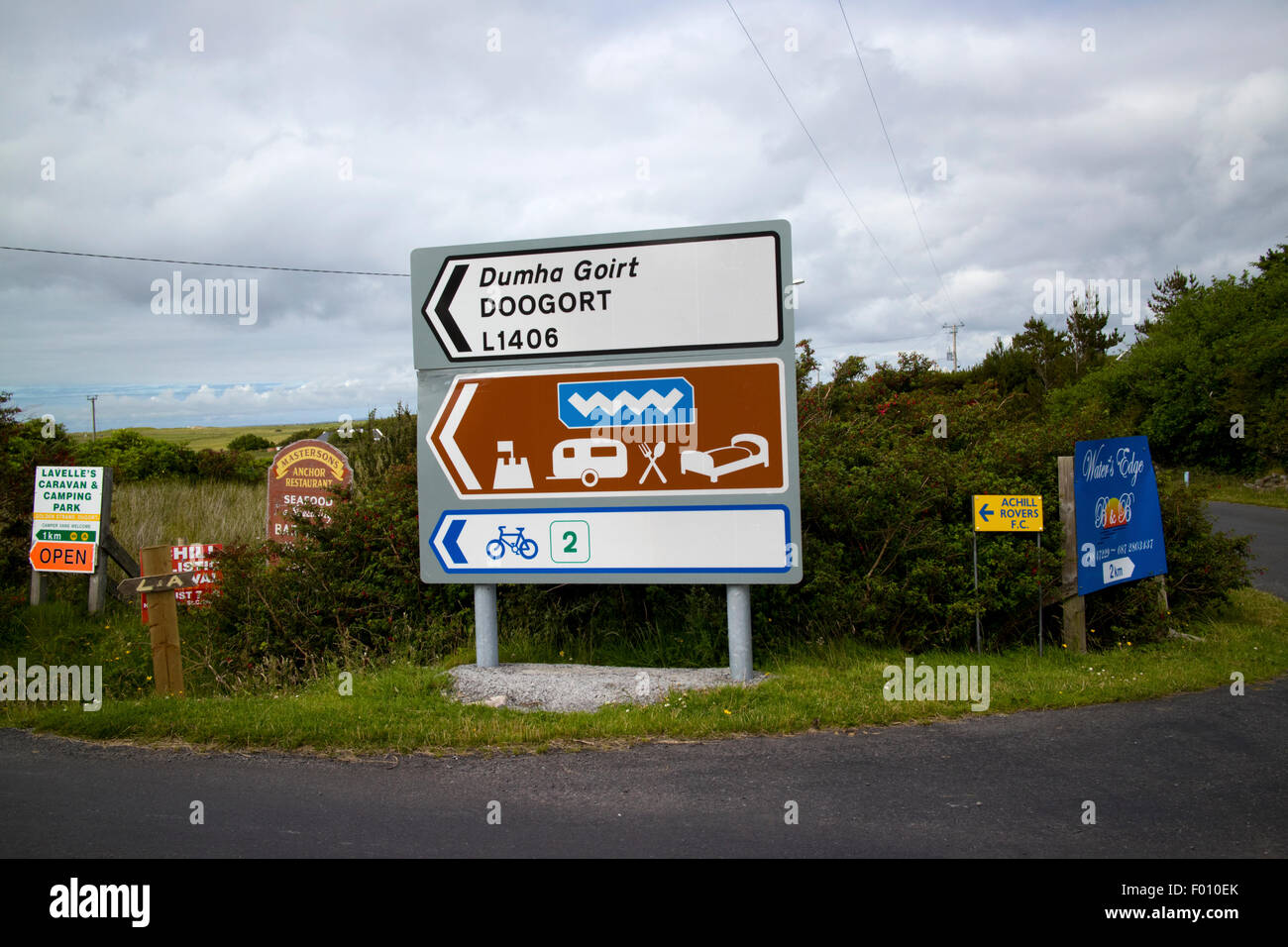 Wilden Atlantik Weg Straßenschilder auf Achill Island, County Mayo, Irland Stockfoto