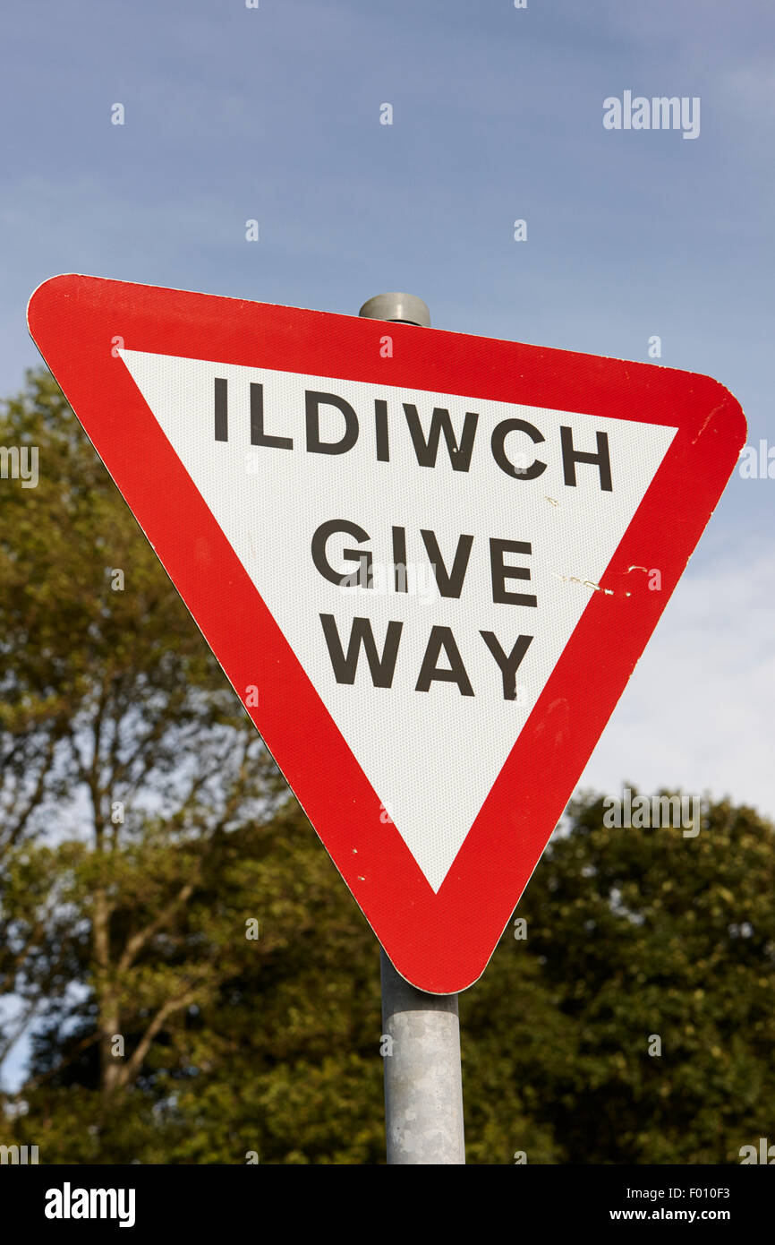 zweisprachig Englisch und Walisisch geben Wege Schild Anglesey wales uk Stockfoto