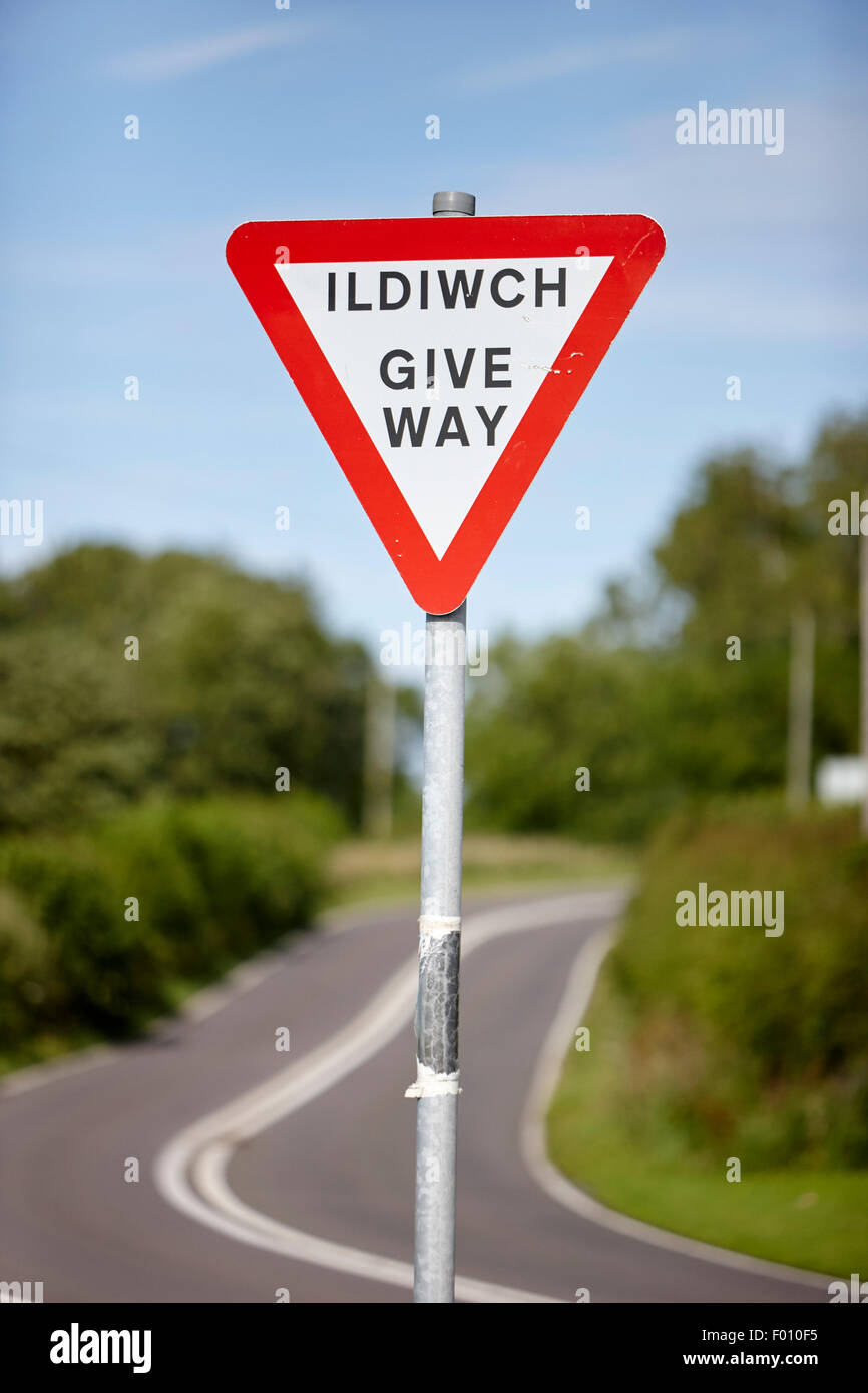 zweisprachig Englisch und Walisisch geben Wege Schild Anglesey wales uk Stockfoto