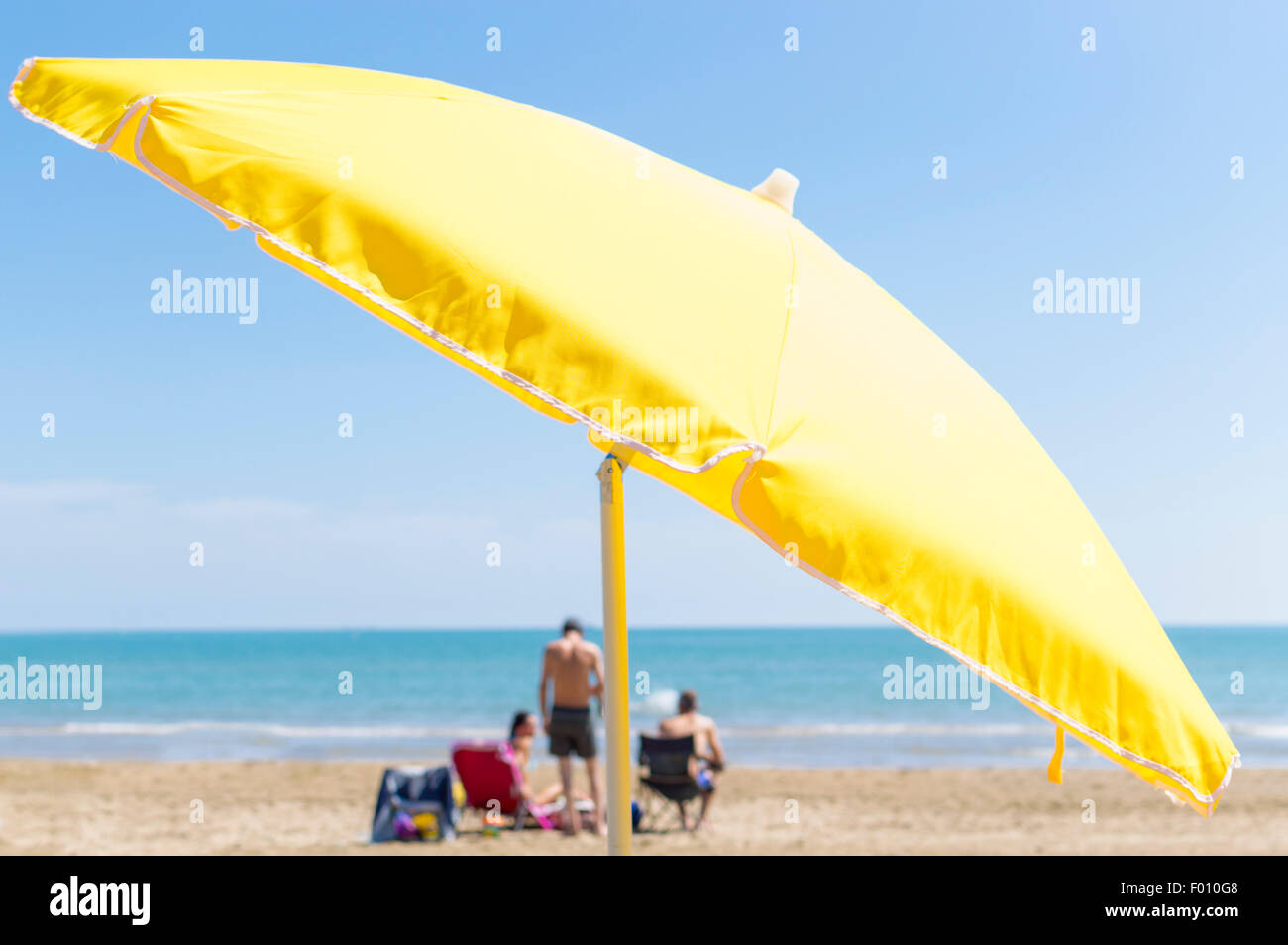 Sonnenschirm am Strand, mit Meer und Himmel im Hintergrund Stockfoto