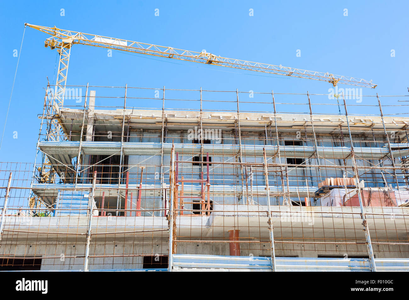 Gebäude im Bau mit Kran und Gerüst Stockfoto