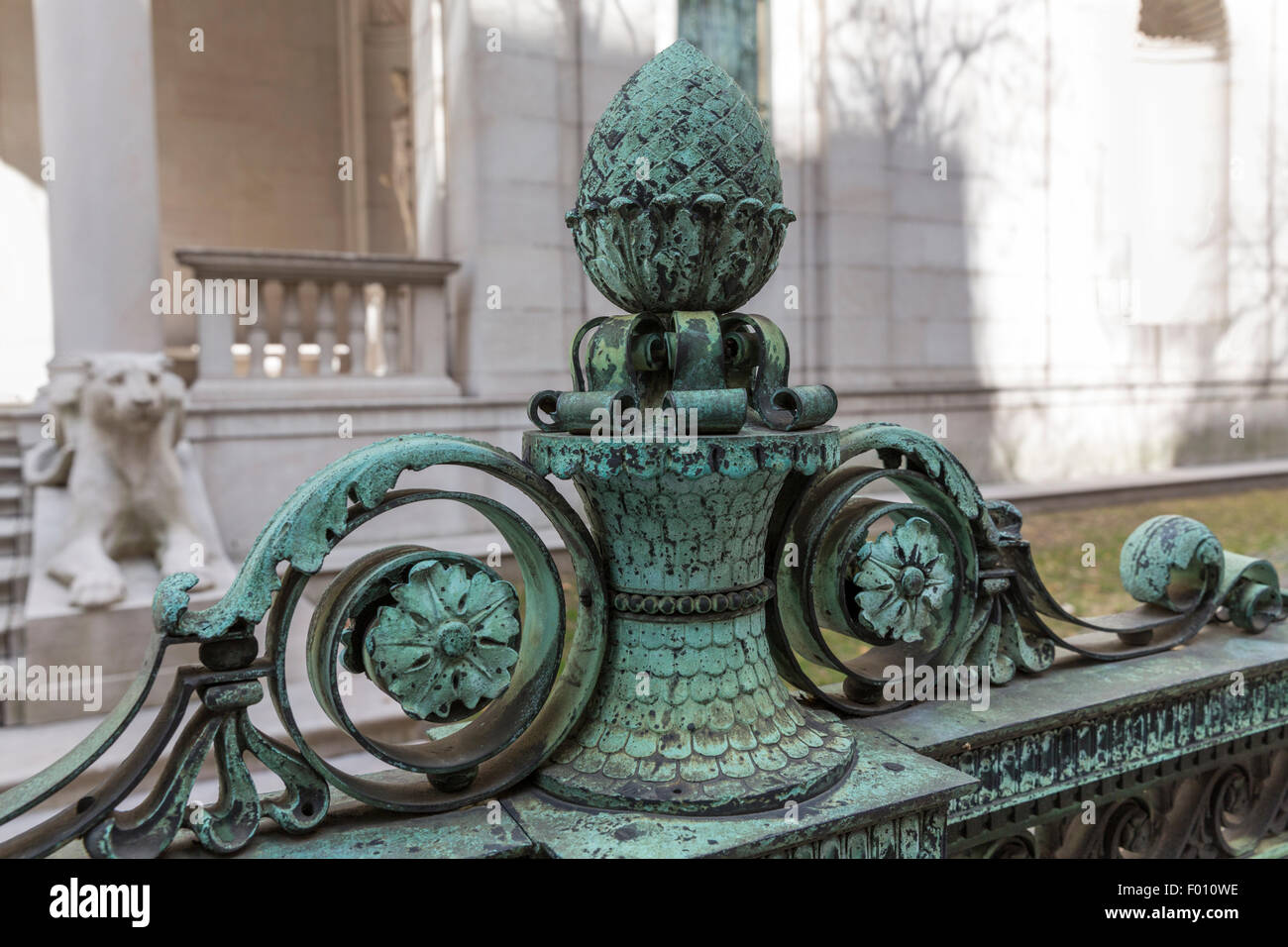 Patinierte Bronze Artischocke und Blatt Scrollen Sie nach oben auf einem Zaun in der Frick Collection in New York Stockfoto