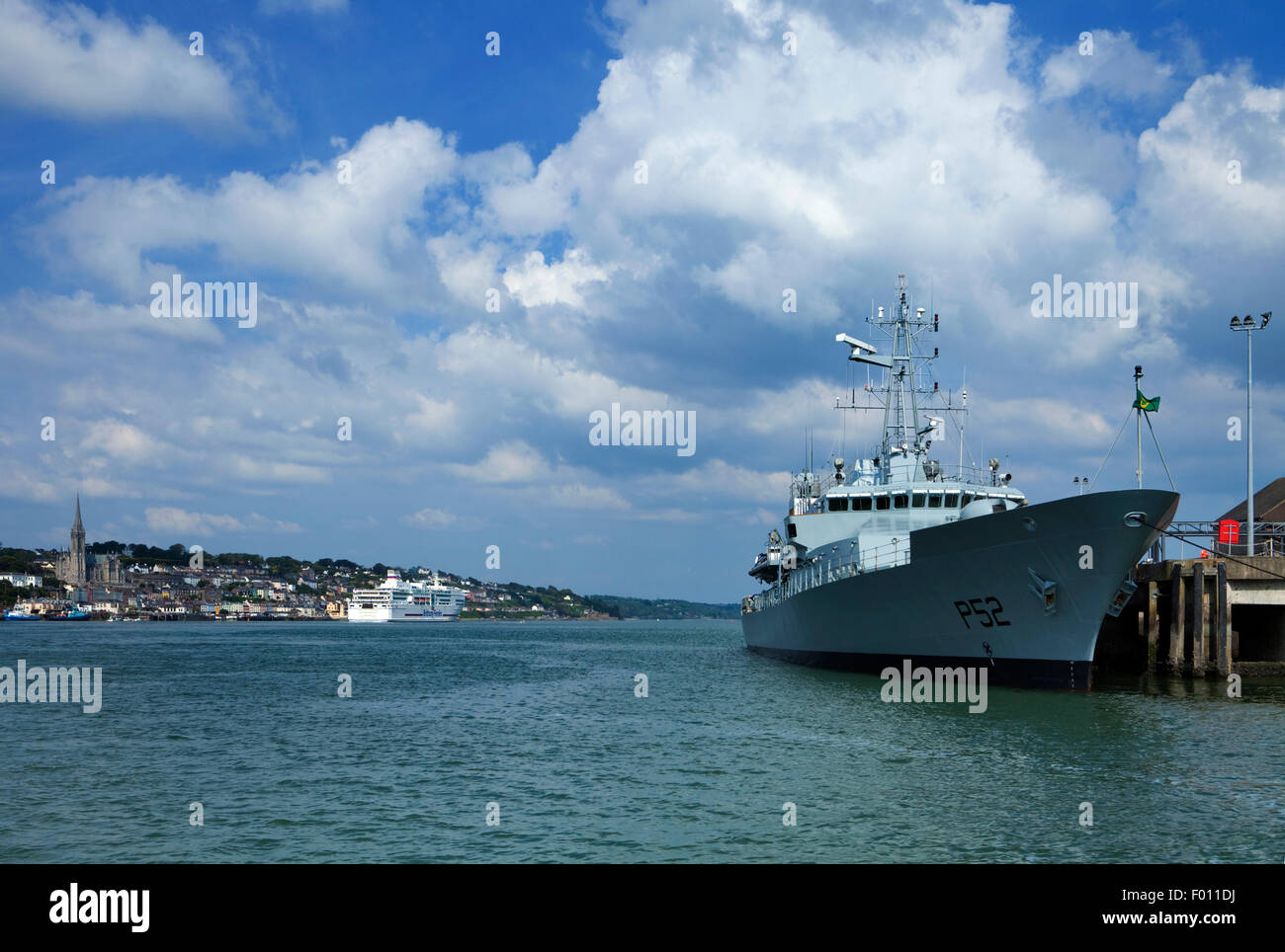Die irische Marine Fregatte, "Niamh" vertäut am Haulbowline Naval Base, fernen Autofähre vorbei Cobh, Hafen von Cork, County Cork, Irland Stockfoto
