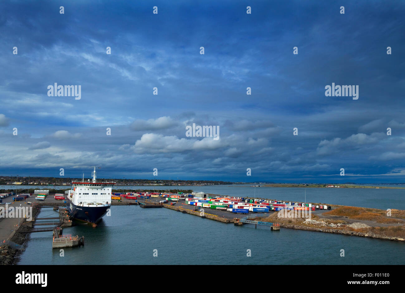 Container-Hafen an der Mündung des Flusses Liffey, Blick nach Norden, Stadt Dublin, Irland Stockfoto