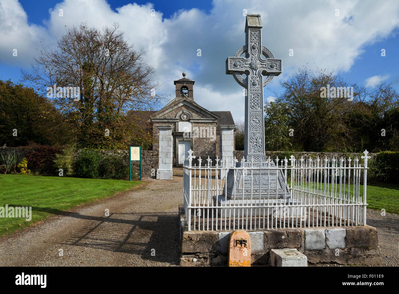 Memorial Kreuz zu Herrn Stuart de Decies, gegründet Villierstown Modelldorf 1740 als ein Leinen weben Zentrum, Grafschaft Waterford, Irland Stockfoto