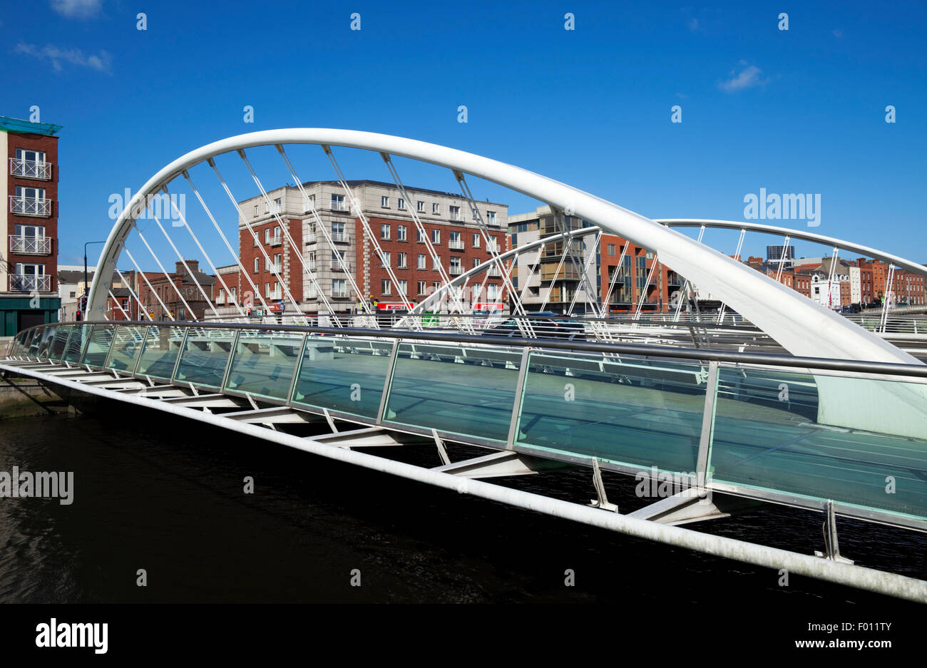 James Joyce-Brücke über den Fluss Liffey (2003), entworfen vom spanischen Architekten Santiago Calatrava, Stadt Dublin, Irland Stockfoto