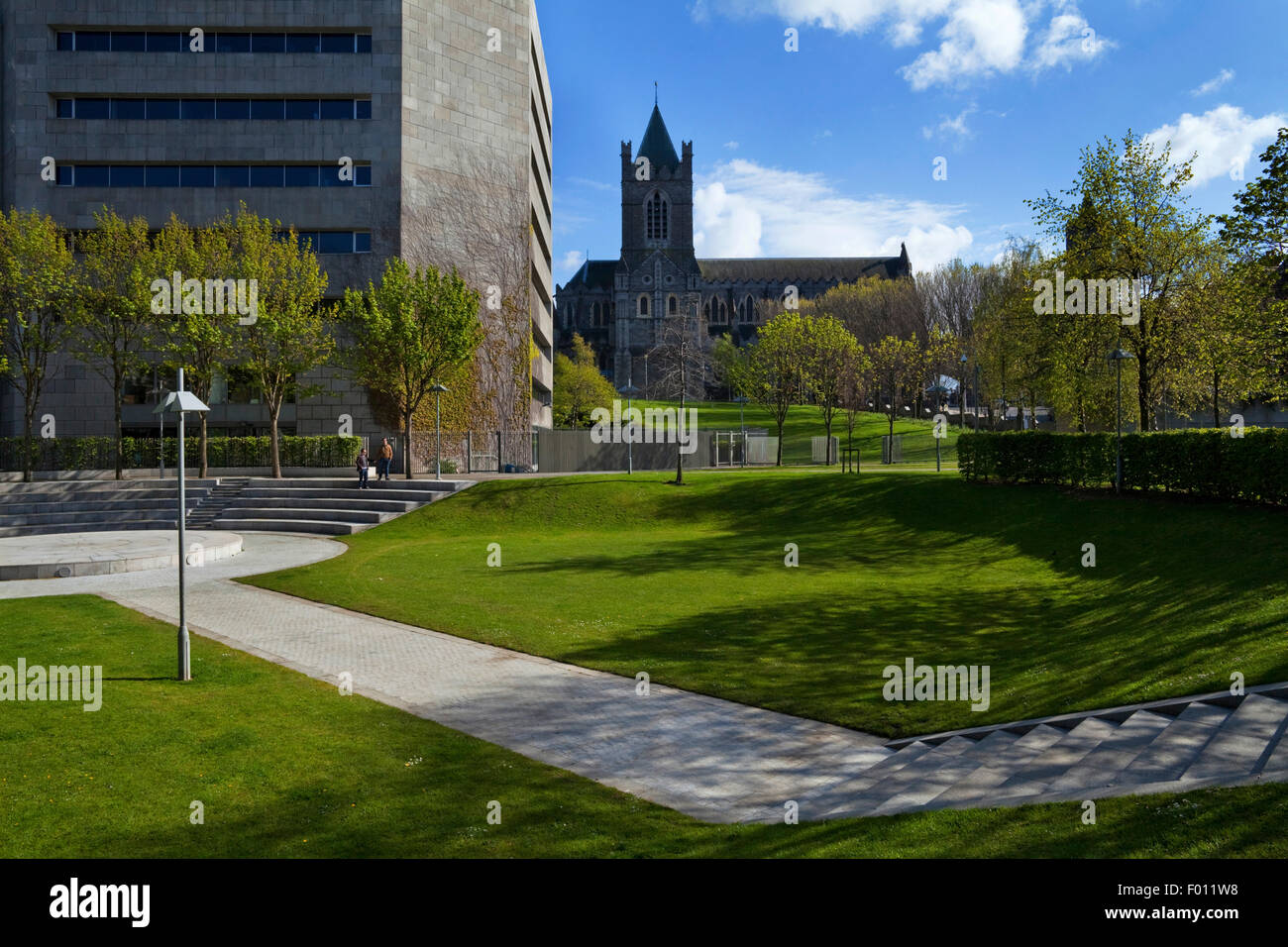 Der Park hinter Dublin Korporation Civic Offices auf Holz Kai. Mit Christ Church Cathedral hinter Stadt Dublin, Irland Stockfoto