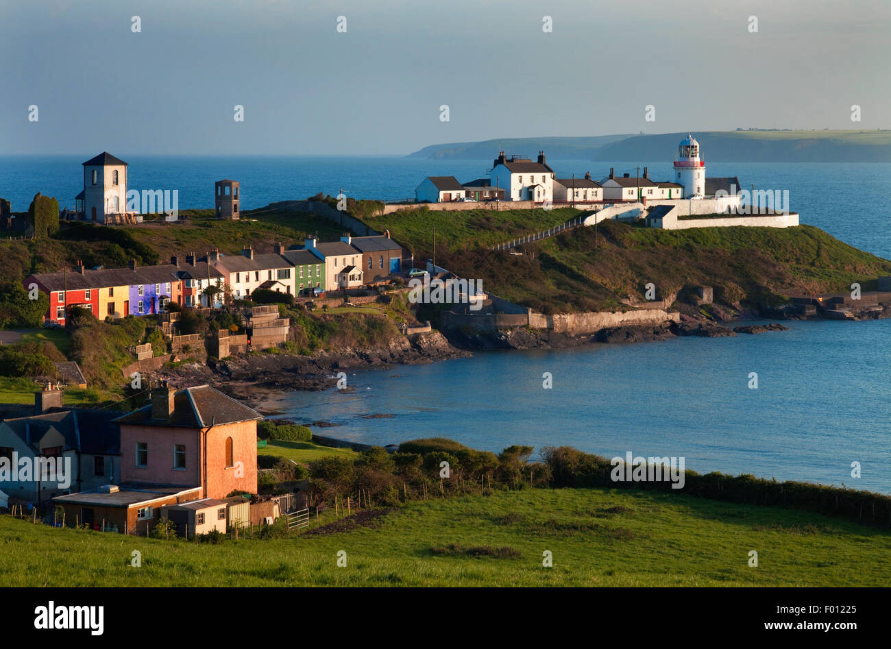 Roche Point Village und Leuchtturm, erbaut 1847, County Cork, Irland Stockfoto