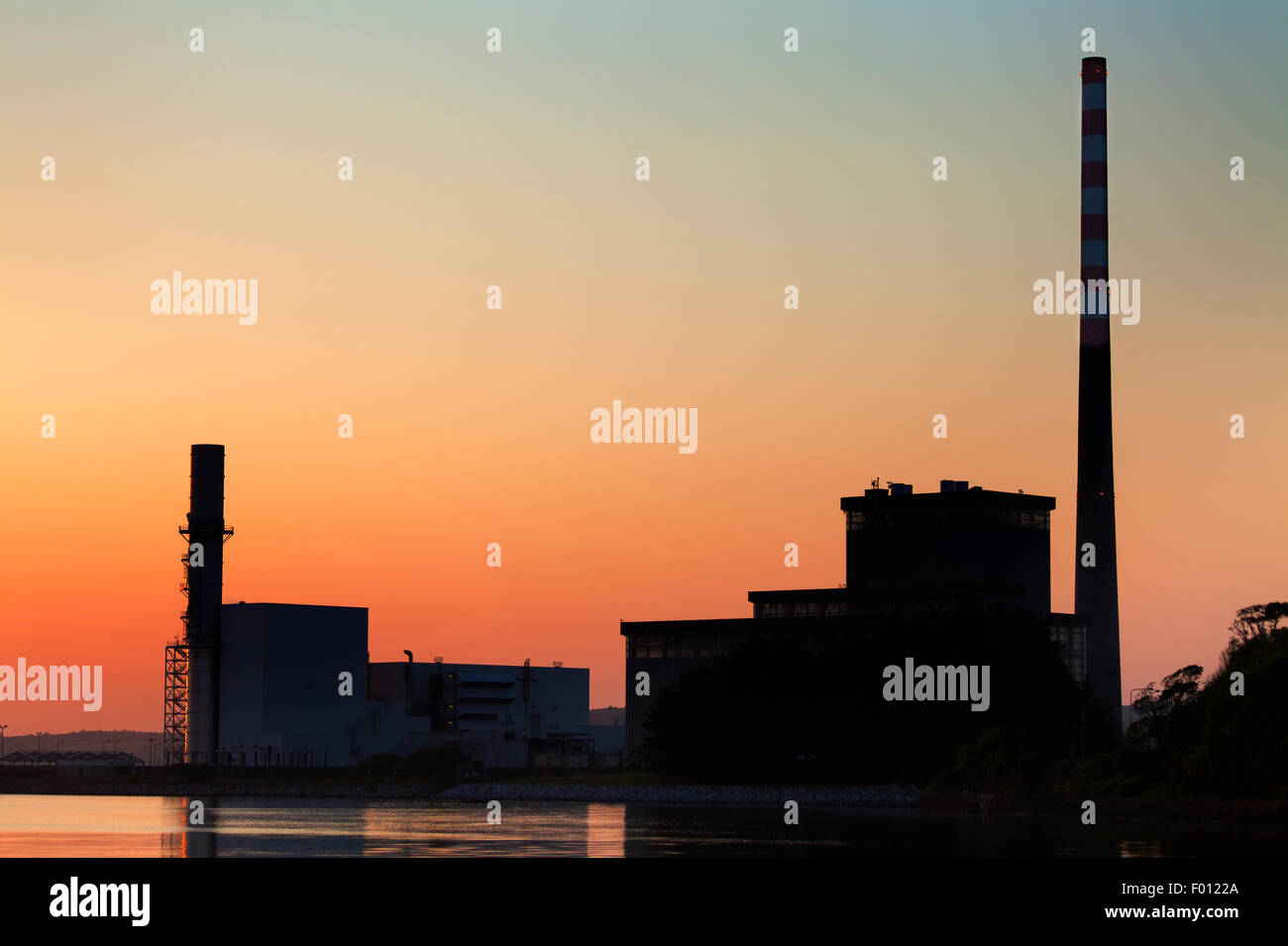 Die gasbefeuerten kombiniert Zyklus Gasturbinen (GuD) Kraftwerk, Aghada, in der Nähe von Whitegate County Cork, Irland Stockfoto