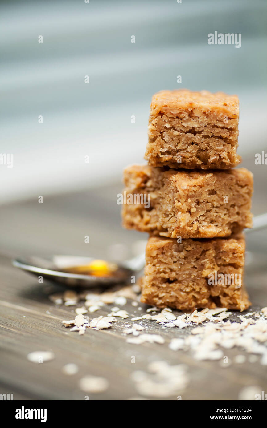 Stapel von zäh und nachsichtig Pfannkuchen auf einem hölzernen Hintergrund umgeben von Zutaten Stockfoto