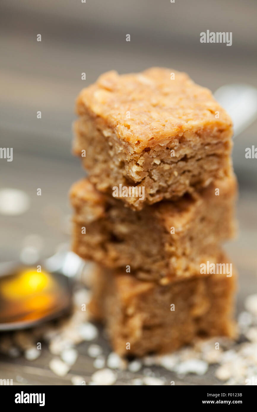 Stapel von zäh und nachsichtig Pfannkuchen auf einem hölzernen Hintergrund umgeben von Zutaten Stockfoto