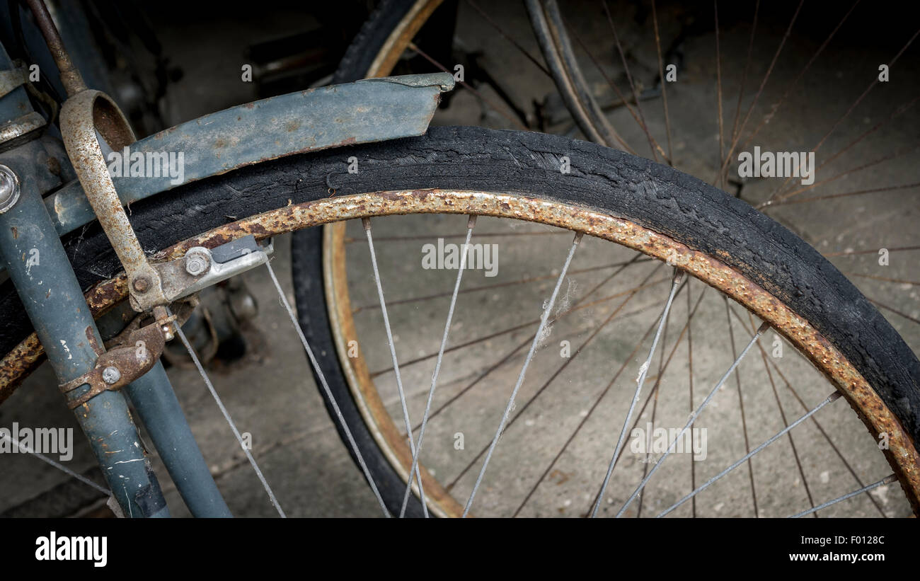 Altes Fahrrad mit Plattfuß Stockfoto