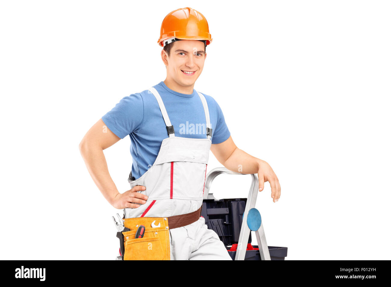 Männliche Elektriker stehen auf einer Leiter isoliert auf weißem Hintergrund Stockfoto