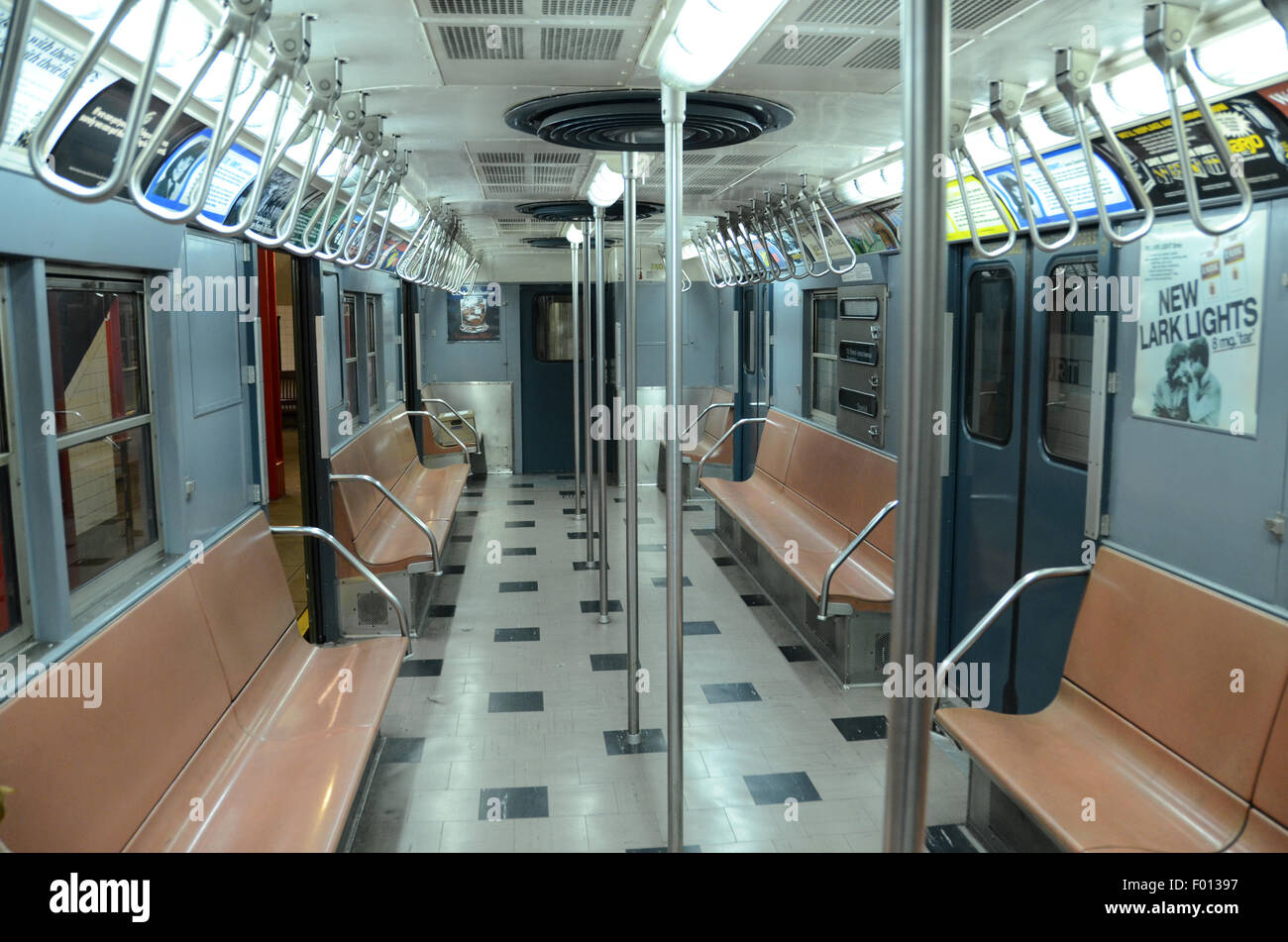 New York Transit Museum Wagen u-Bahn u-Bahn Jahrgang 1961 grau graue Lackierung Vintage Werbung Hand Griff Riemen Miss u-Bahnen adve Stockfoto