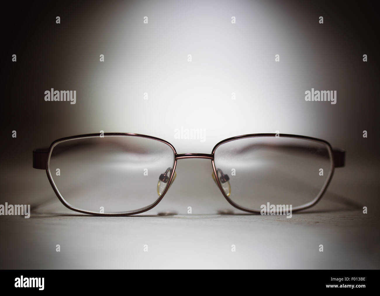 Brille auf einem Holztisch Stockfoto