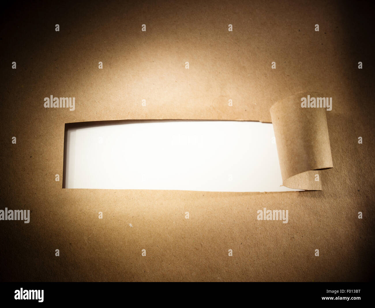 Zerrissene braune Papiertüte mit leere weiße Fläche. Stockfoto