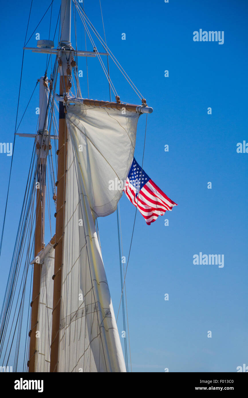Doppelte Masten aus Holz Segeln Boot mit einer amerikanischen Flagge winken in die Brise Stockfoto