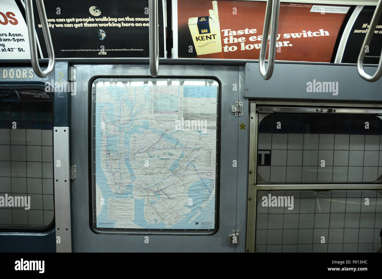 New York Transit Museum Wagen u-Bahn u-Bahn Jahrgang 1961 grau graue Lackierung Oldtimer anzeigen Hand Griff Riemen Kent Zigaretten Anzeige Stockfoto