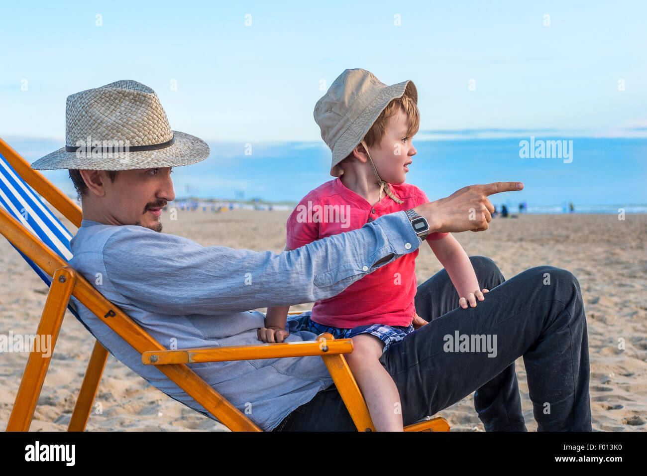 Verbringen einen Tag am Strand mit seinem Sohn Vater Stockfoto