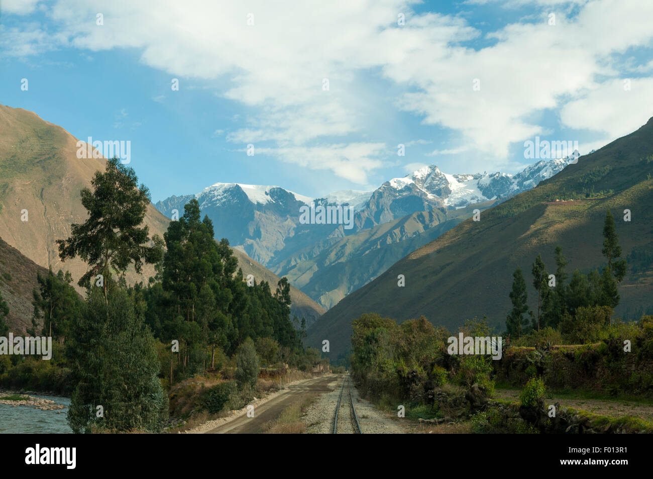 Bahnstrecke in Vilcanota-Tal in Richtung Machu Picchu, Peru Stockfoto