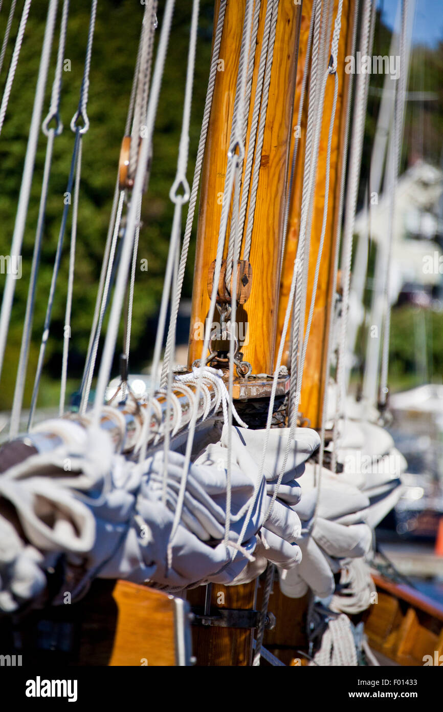 Der Boom der hölzerne Segelschiff blickte mit vielen Segel-Linien führen Sie an die hölzerne mast Stockfoto