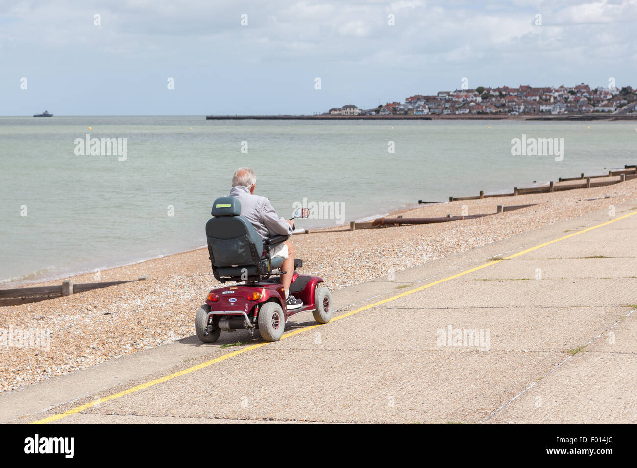 Angetriebene Mobilität Scooter unterwegs auf Birchington-on-Sea Promenade, Kent, UK Stockfoto