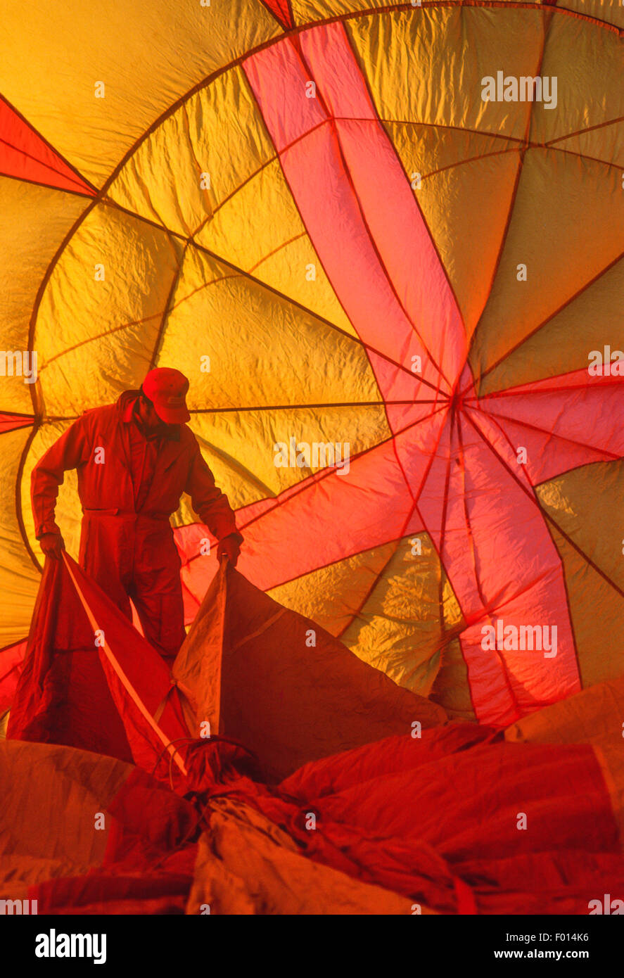 Inspektion der Innenseite der Ballon Baldachin, Albuquerque Balloon Fiesta, Albuquerque Stockfoto