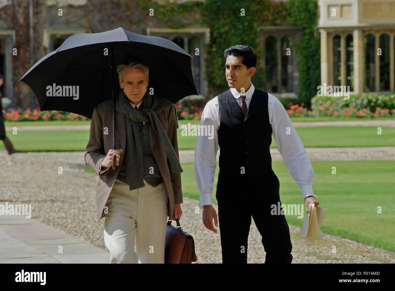 Der Mann, der wusste, dass Infinity ist eine bevorstehende Film aus dem Buch von dem indischen Mathematiker Srinivasa Ramanujan im Jahr 1991 von Robert Kanigel geschrieben. Jeremy Irons in den Hauptrollen.  Dieses Foto ist nur zu redaktionellen Zwecken und unterliegen dem Copyright von der Filmgesellschaft und/oder der Fotograf von dem Film oder der Firma zugeordnet und kann nur durch Veröffentlichungen im Zusammenhang mit der Förderung der oben genannten Film reproduziert werden. Eine obligatorische Gutschrift auf die Filmgesellschaft ist erforderlich. Der Fotograf sollte auch angerechnet werden, wenn bekannt. Stockfoto