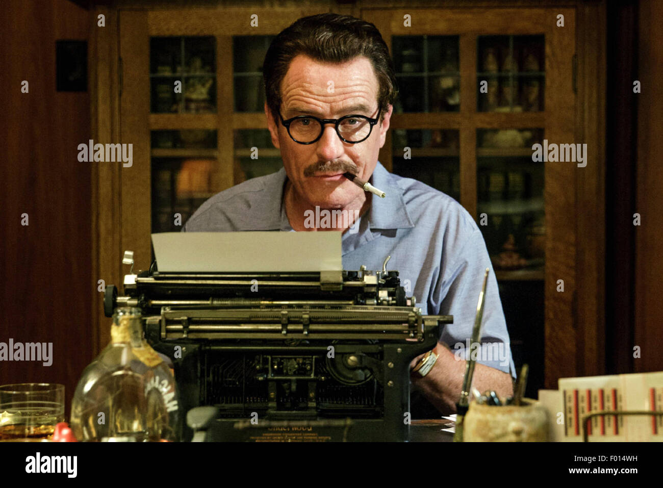 Trumbo ist ein kommenden amerikanischen biographischen Drama Film, Regie: Jay Roach und geschrieben von John McNamara. Die Hauptrollen Bryan Cranston, Diane Lane, Elle Fanning, Louis c.k., Helen Mirren und John Goodman.   Dieses Foto ist nur zu redaktionellen Zwecken und unterliegen dem Copyright von der Filmgesellschaft und/oder der Fotograf von dem Film oder der Firma zugeordnet und kann nur durch Veröffentlichungen im Zusammenhang mit der Förderung der oben genannten Film reproduziert werden. Eine obligatorische Gutschrift auf die Filmgesellschaft ist erforderlich. Der Fotograf sollte auch angerechnet werden, wenn bekannt. Stockfoto