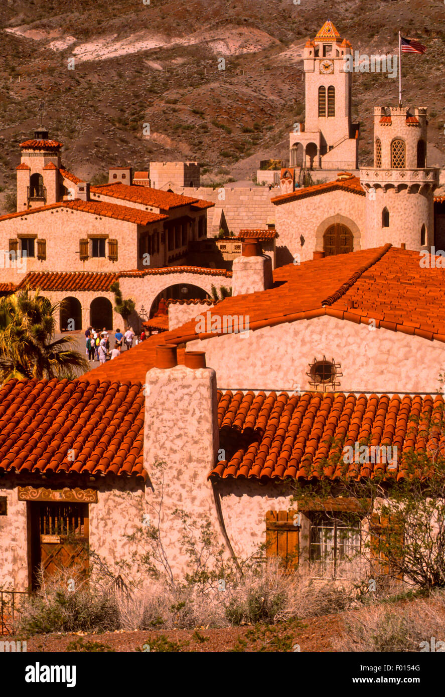 Touristen besuchen Scottys Castle, Death Valley National Park, California Stockfoto