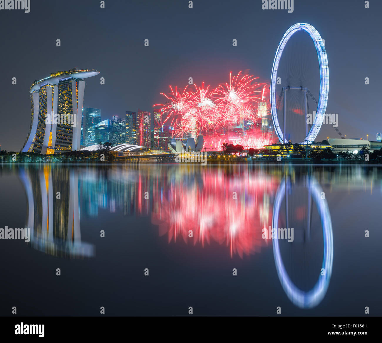 50. Geburtstag der schönen Feuerwerk Feuerwerk in Marina Bay in Singapur Stockfoto