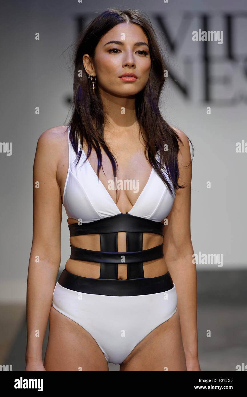 Sydney, Australien - 5. August 2015: David Jones Botschafter Jessica Gomes begeisterte das Publikum für die David Jones Frühjahr/Sommer 2015 starten bei David Jones Flapship Elizabeth Street Store Iin Sydney Credit: MediaServicesAP/Alamy Live News Stockfoto