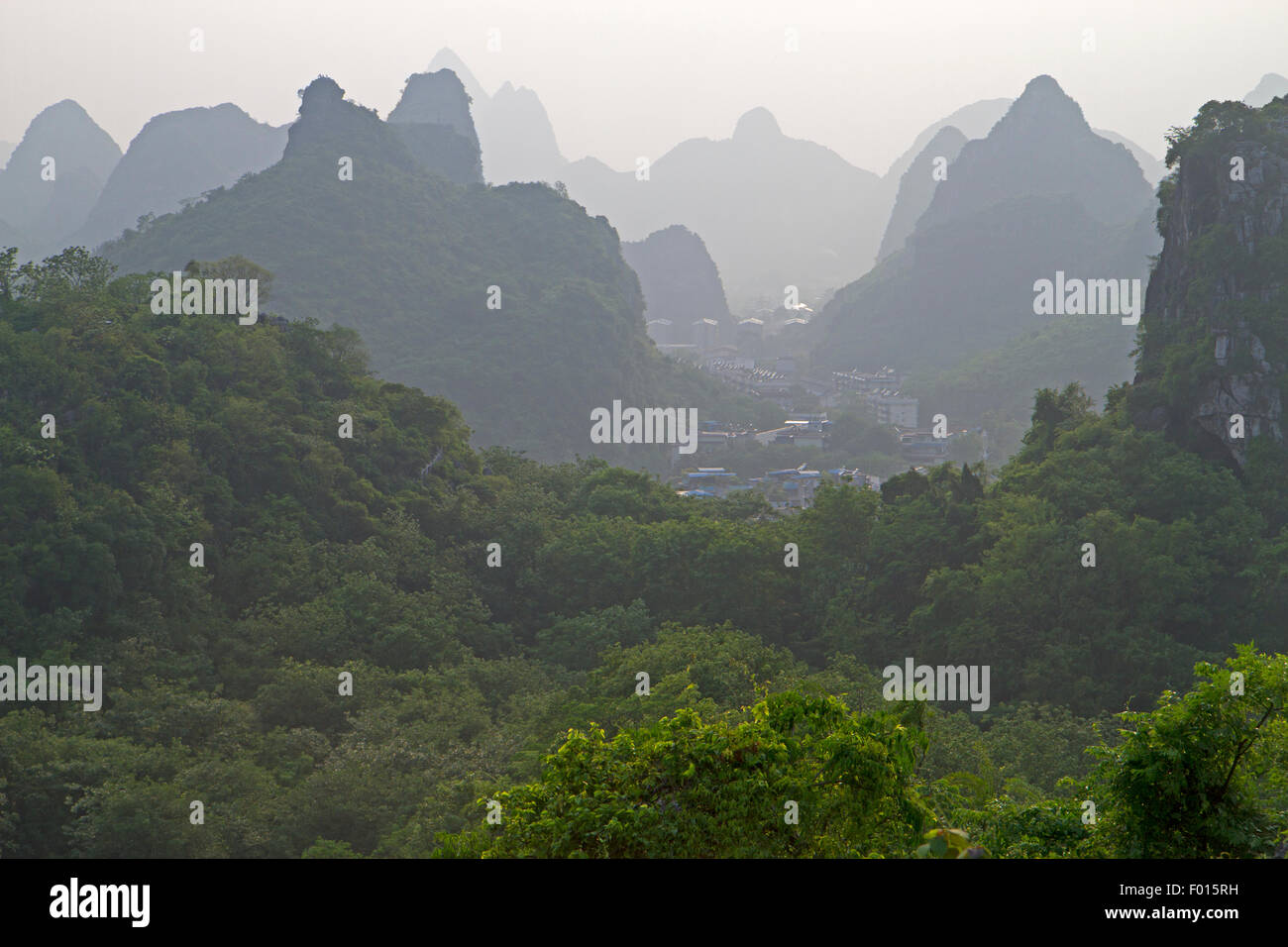 Karst-Gipfel umschließt ein Vorort von Guilin Stockfoto