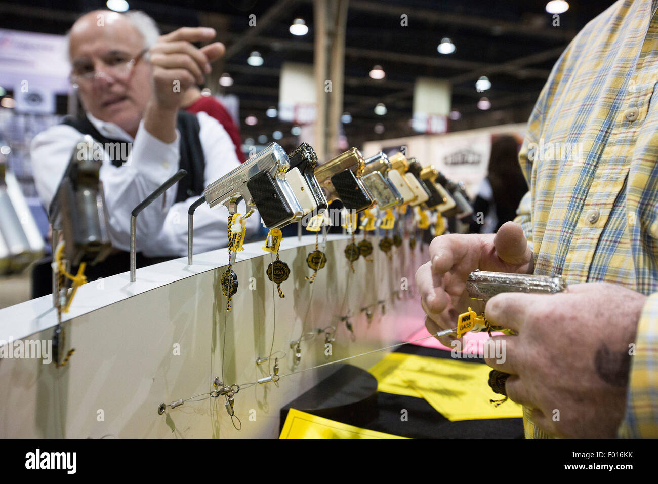 Harrisburg, Pennsylvania, USA. 13. Februar 2015. Eine Darstellung der kleinen "Geldbeutel" Größe Handfeuerwaffen für den Personenschutz. © Mark Greenberg/ZUMA Wire/ZUMAPRESS.com/Alamy Live-Nachrichten Stockfoto