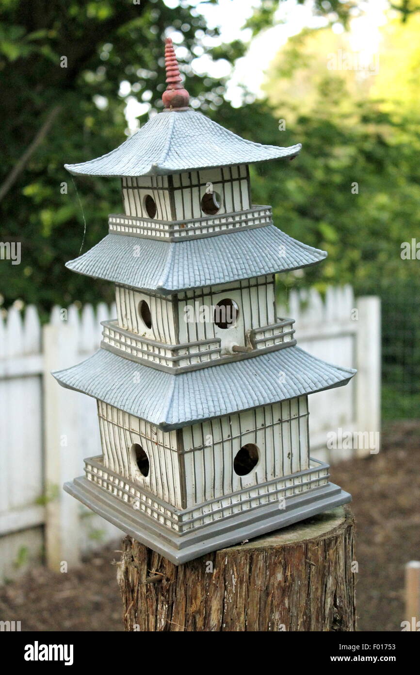 Dreifach Decker Vogelhaus mit einem Fernost-Design in einem Garten  Stockfotografie - Alamy